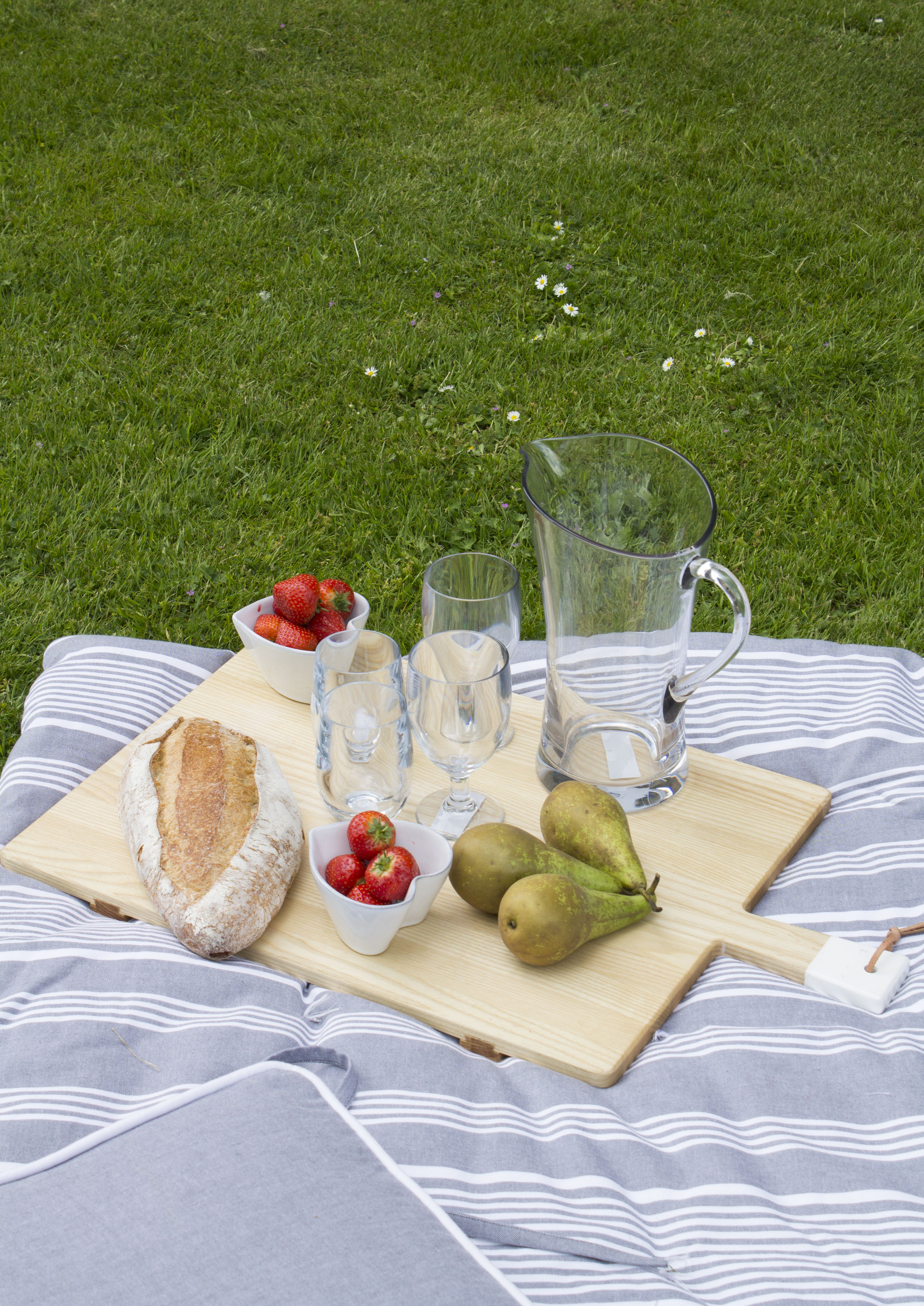 Outdoor-picnic-The-White-Company-photo-by-Geraldine-Tan-Little-Big-Bell