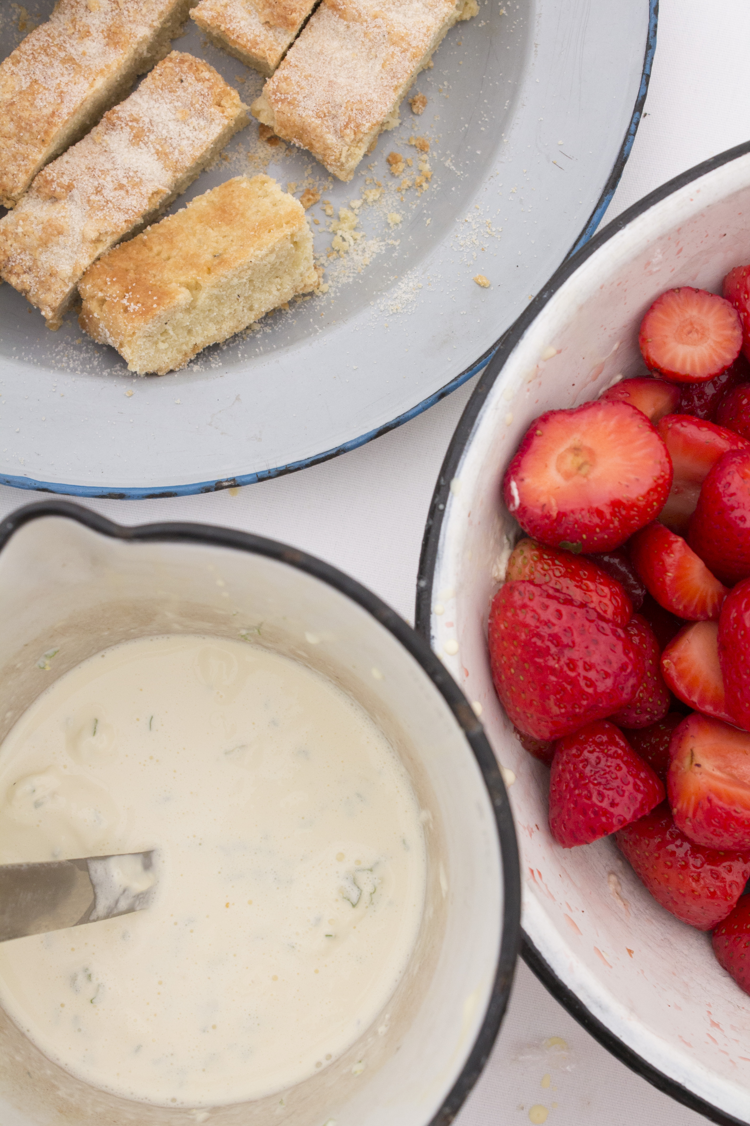 Strawberries-and-cream-Summer-garden-party-photo-by-Geraldine-Tan-Little-Big-Bell