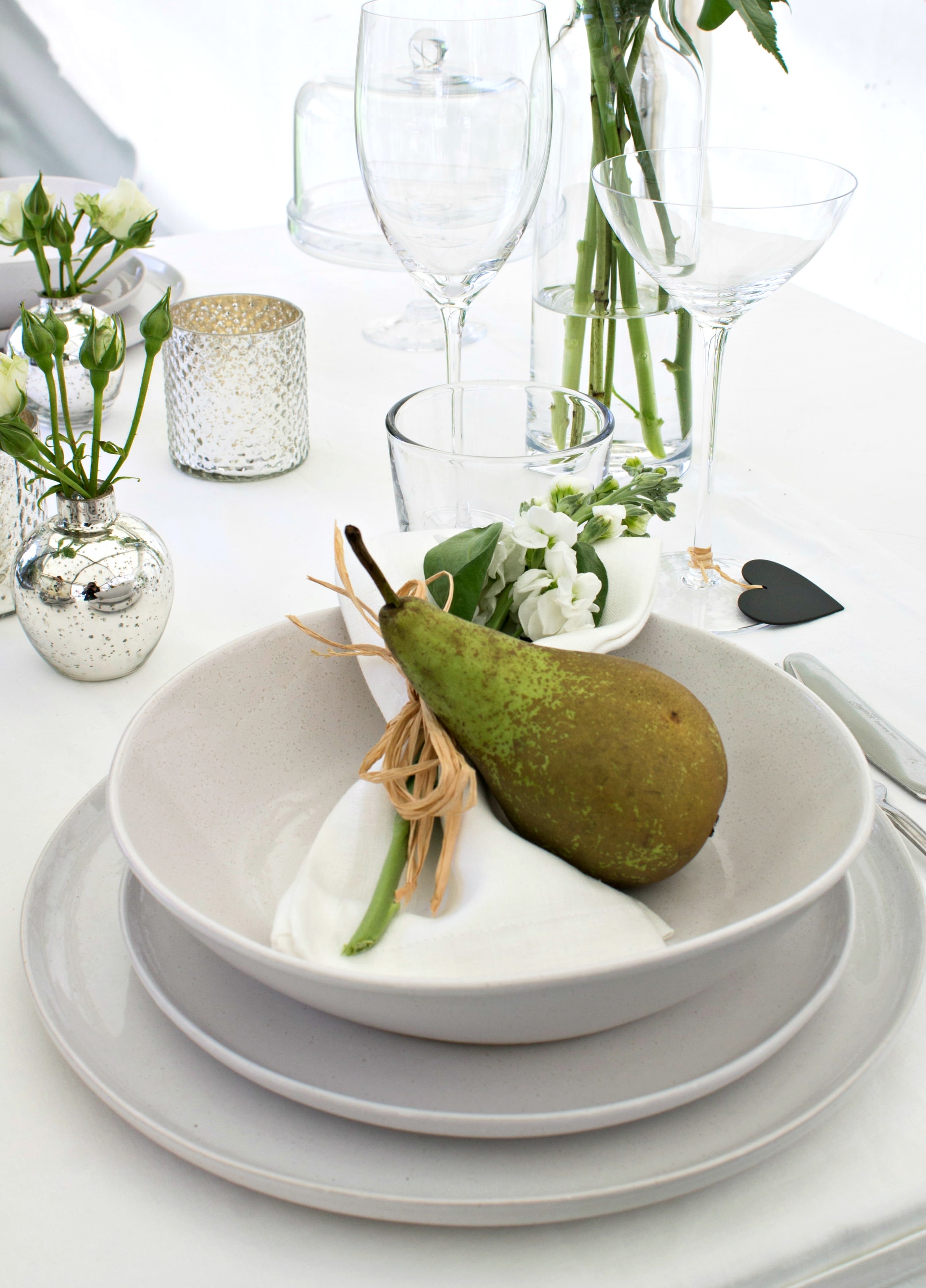 Summer-Entertaining-1-place-setting-with-The-White-Company-photo-by-Little-Big-Bell