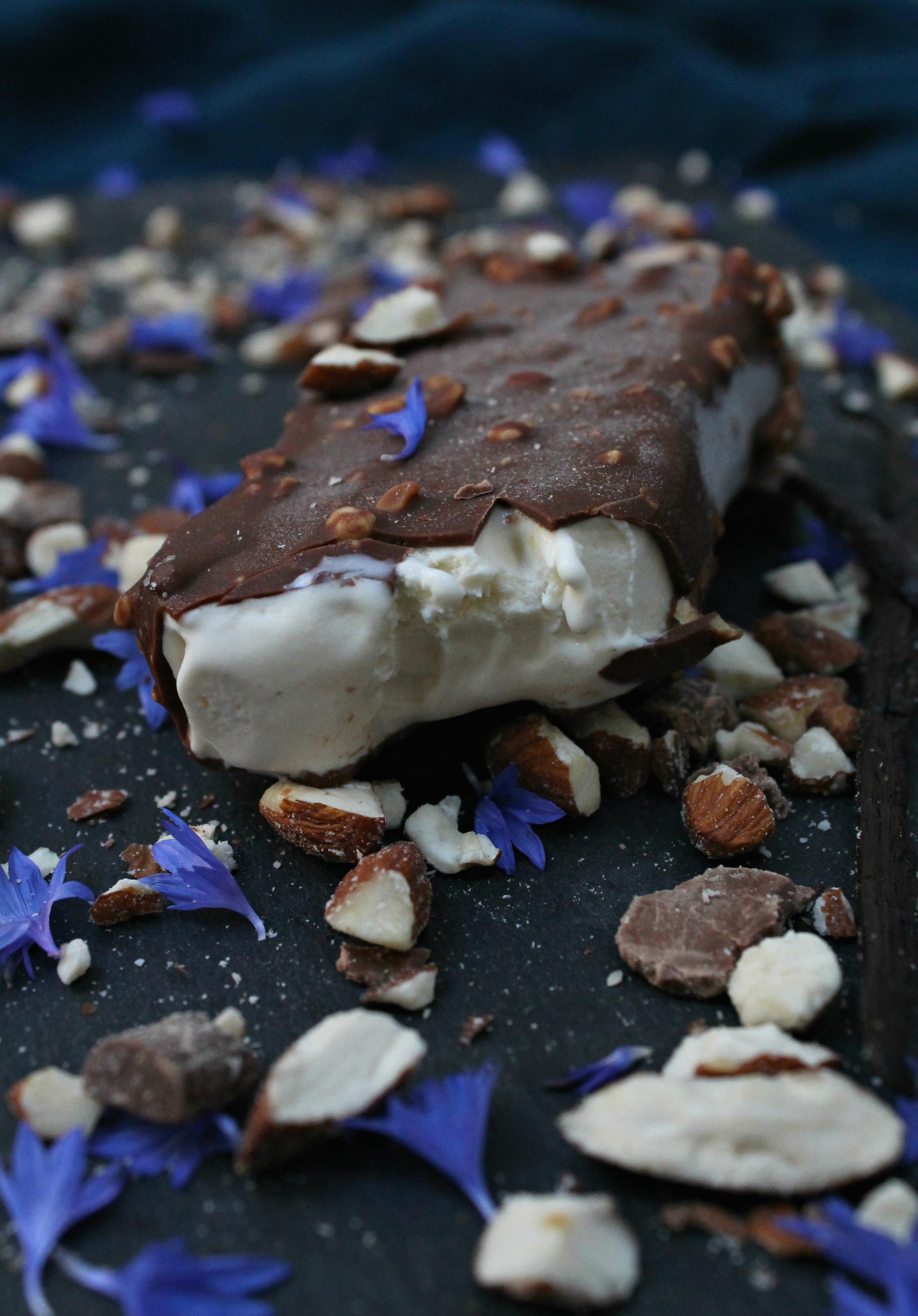 haagen-dazs-vanilla-caramel-almond-photo-by-geraldine-tan-little-big-bell
