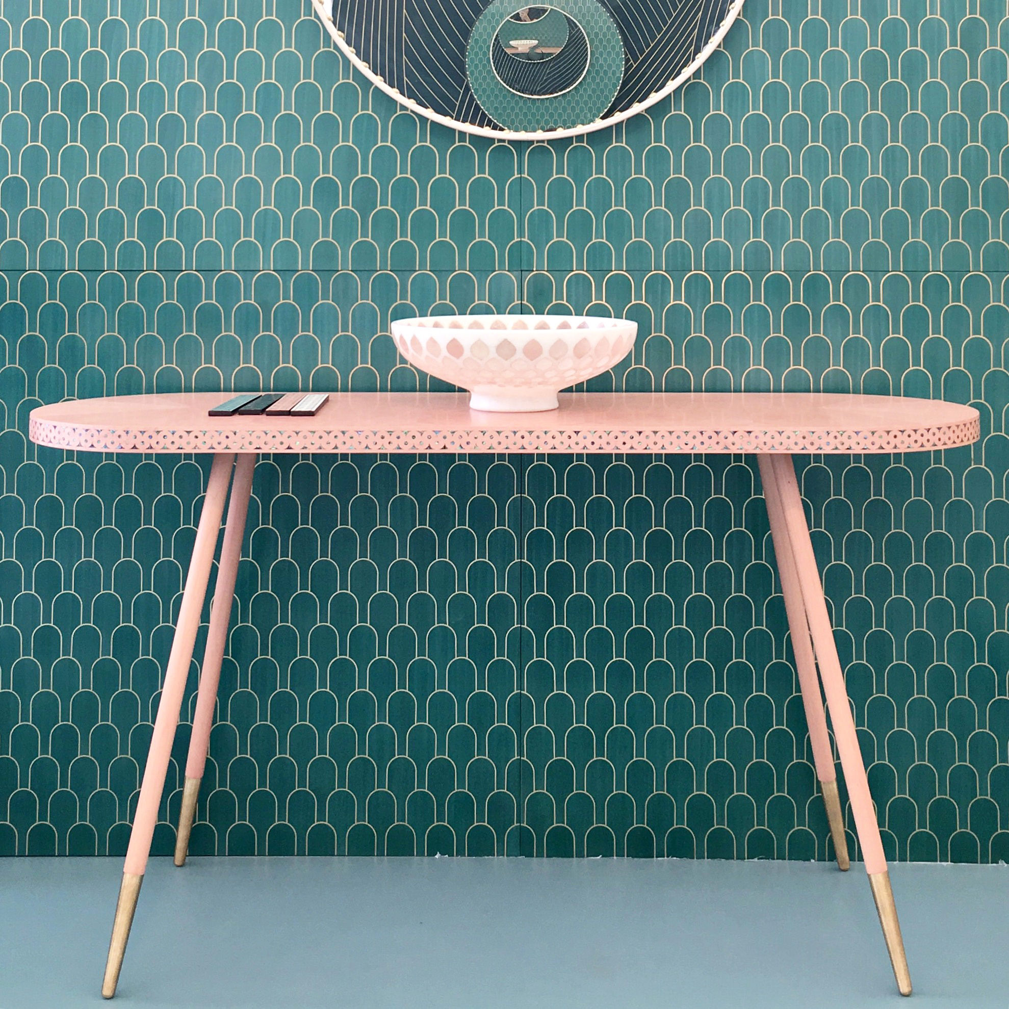pink-hallway-console-table-by-bethan-gray-london-design-festival-photo-by-littlebigbell